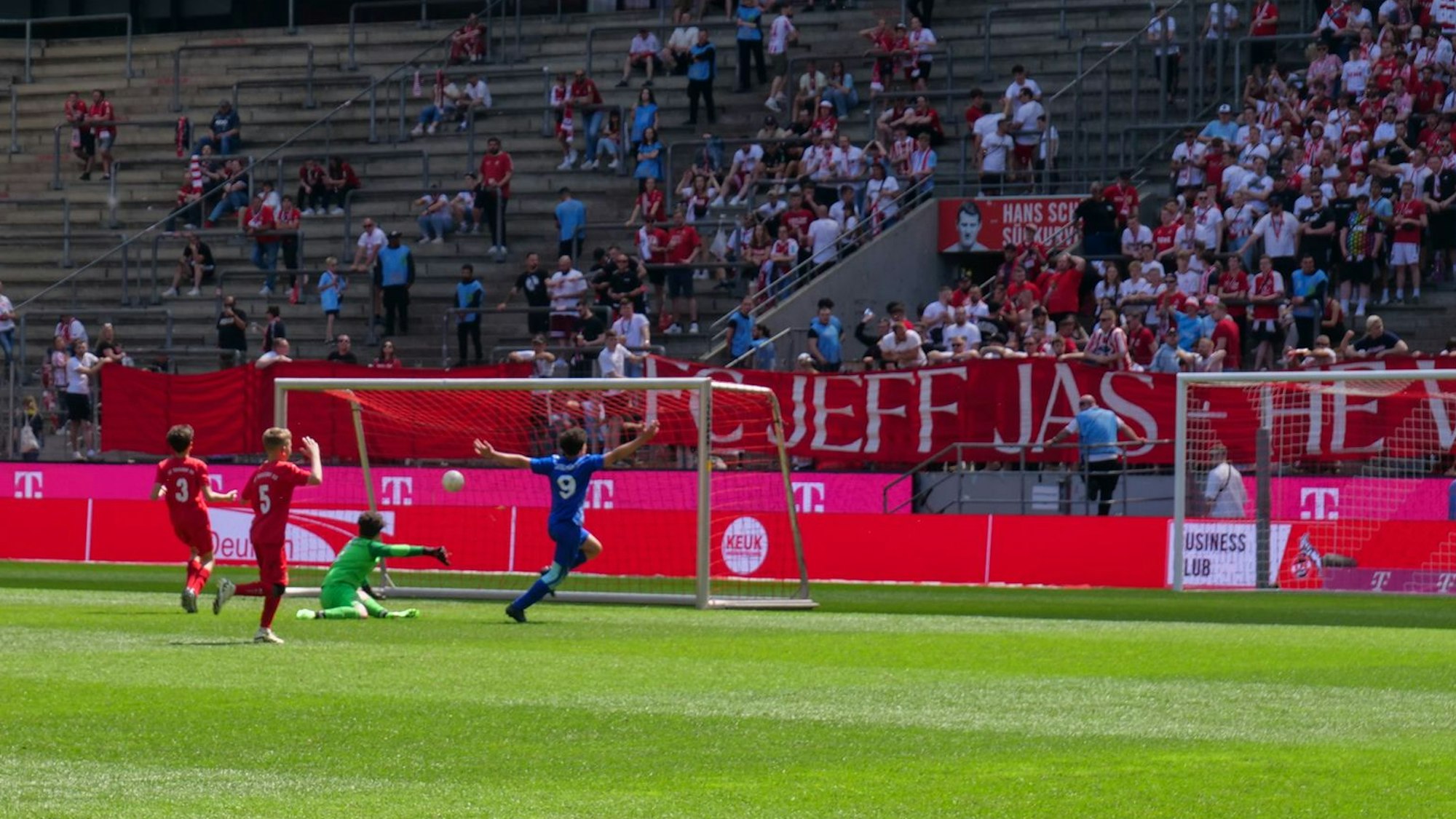Ein Fußballspieler schießt ein Tor.
