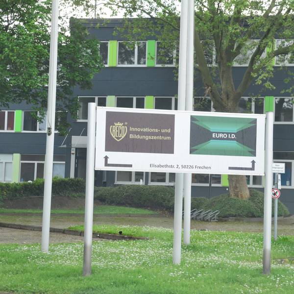 Auf dem Foto ist das Bürogebäude in Frechen zu sehen, von dem aus das Schleuser-Netzwerk seine kriminellen Geschäfte organisiert haben soll.