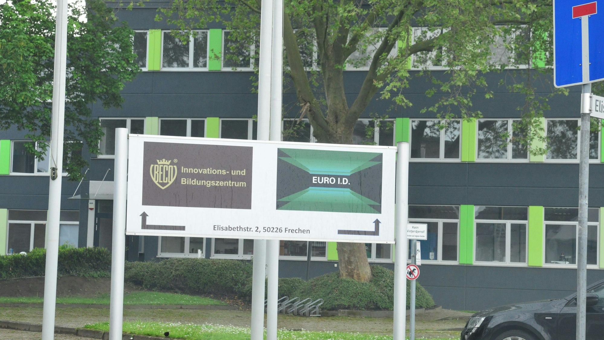 Auf dem Foto ist das Bürogebäude in Frechen zu sehen, von dem aus das Schleuser-Netzwerk seine kriminellen Geschäfte organisiert haben soll.