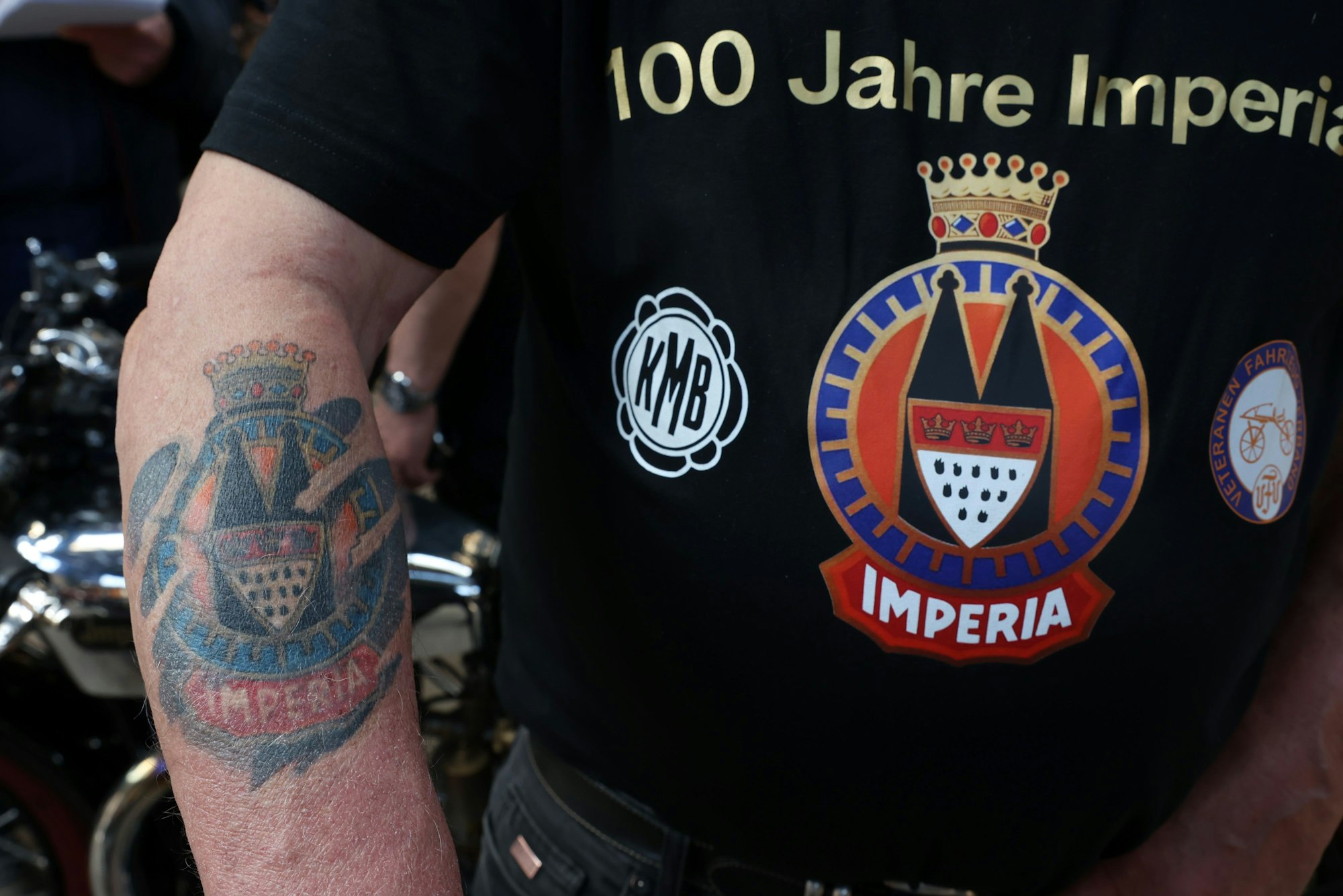 Unterarm eines Motorrad-Fans mit „Imperia“-Tatoo.