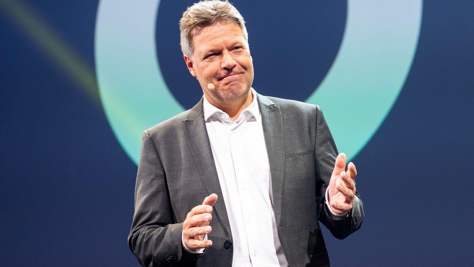07.05.2024, Hamburg: Robert Habeck (Bündnis90/ Die Grünen), Bundeswirtschaftsminister, spricht während der Digitalmesse OMR.