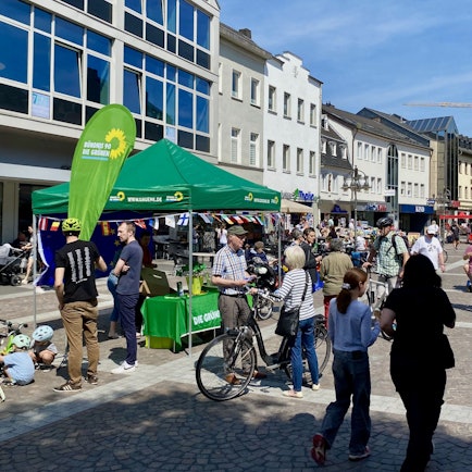 In der Brühler Innenstadt steht Wahlkampfstände.