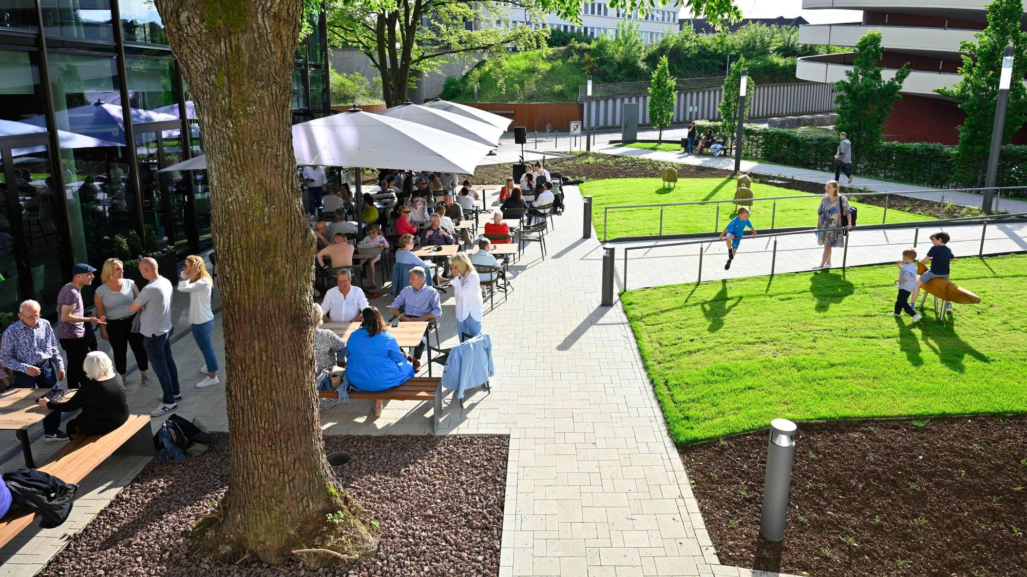 Blick auf Besucher einer Außengastronomie im Sonnenschein