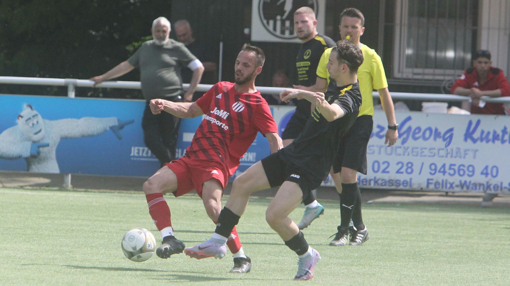 Edon Klinaku (links) von RW Hütte im Duell mit dem Troisdorfer Lyes Nadri.