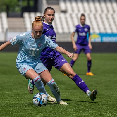 SGS Essen vs. 1. FC Köln Essen, 11.05.2024 Laura Vogt 1. FC Köln, 8 und Katharina Piljic SGS Essen, 6 Google Pixel Frauen-Bundesliga 21. Spieltag: SGS Essen vs. 1. FC Köln, Stadion an der Hafenstraße am 11.05.2024. DFB / DFL REGULATIONS PROHIBIT ANY USE OF PHOTOGRAPHS AS IMAGE SEQUENCES AND/OR QUASI-VIDEO. *** SGS Essen vs 1 FC Köln Essen, 11 05 2024 Laura Vogt 1 FC Köln, 8 and Katharina Piljic SGS Essen, 6 Google Pixel Womens Bundesliga 21 Matchday SGS Essen vs 1 FC Köln, Stadion an der Hafenstraße on 11 05 2024 DFB DFL REGULATIONS PROHIBIT ANY USE OF PHOTOGRAPHS AS IMAGE SEQUENCES AND OR QUASI VIDEO Copyright: xBEAUTUFULxSports/Richterx