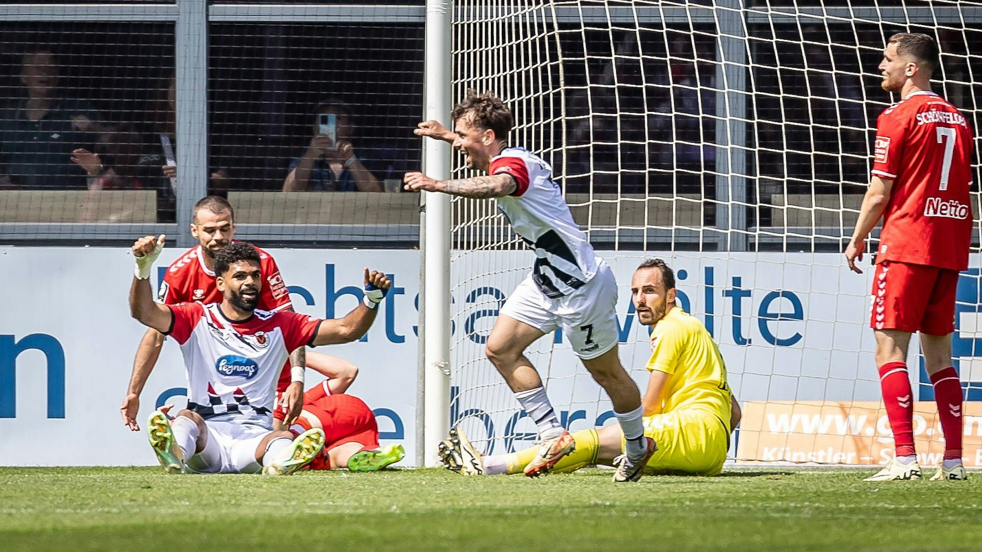 3. Liga: FC Viktoria Köln - SSV Jahn Regensburg, 11.05.2024 Jubel zum 1:1 durch Simon Handle FC Viktoria Köln, 7 Köln, 11.05.2024, 37. Spieltag der 3. Fußball-Liga, FC Viktoria Köln - SSV Jahn Regensburg im Sportpark Hoehenberg in Köln. Die DFL-Bestimmungen verbieten die Verwendung von Fotografien als Bildsequenzen und / oder Quasi-Videos. *** 3 Liga FC Viktoria Köln SSV Jahn Regensburg, 11 05 2024 Cheering for 1 1 by Simon Handle FC Viktoria Köln, 7 Cologne, 11 05 2024, 37 matchday of the 3 soccer league, FC Viktoria Köln SSV Jahn Regensburg at Sportpark Hoehenberg in Cologne The DFL regulations prohibit the use of photographs as image sequences and or quasi videos Copyright: xBEAUTIFULxSPORTS/LeahxKohringx