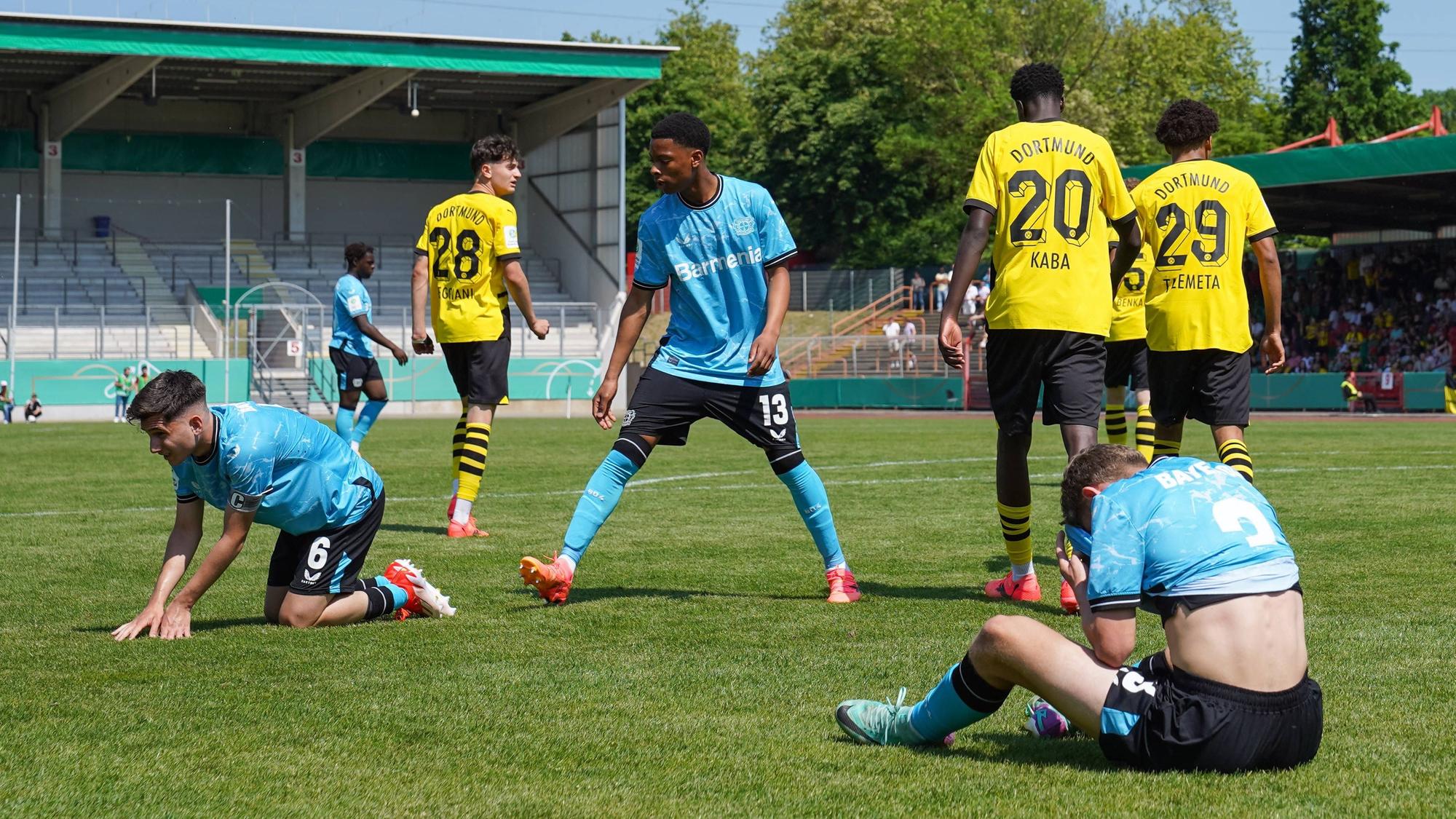 Sonntag, 12.05.2024 Saison 2023 2024 Finale um die Deutsche Meisterschaft in der B-Junioren Bundesliga, U17, U 17 Bundesliga im Stadion Niederrhein, Oberhausen, Germany. BV Borussia Dortmund U17 - SV Bayer Leverkusen U17. Die enttäuschten Spieler der U17 von Bayer Leverkusen nach dem Elfmeter zu 2:2. *** Sunday, 12 05 2024 Season 2023 2024 Final for the German Championship in the B Junior Bundesliga, U17 Bundesliga at Stadion Niederrhein, Oberhausen, Germany BV Borussia Dortmund U17 SV Bayer Leverkusen U17 The disappointed players of Bayer Leverkusen U17 after the penalty to 2 2