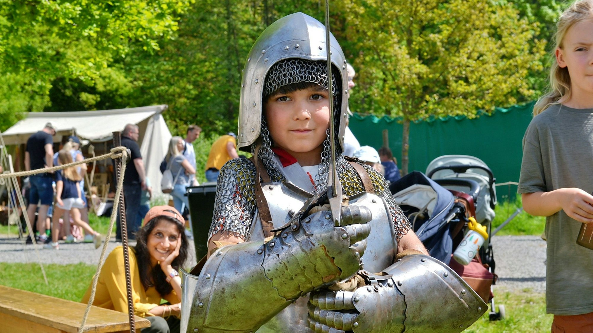 Blick auf einen Jungen in einer Ritterrüstung.