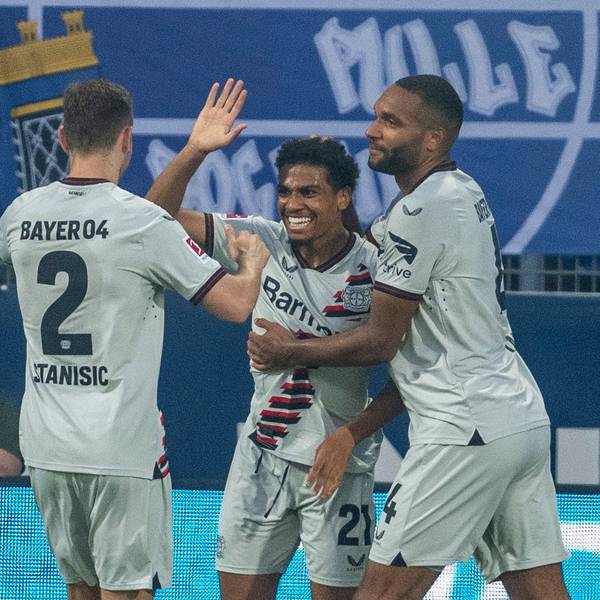 Bayer-Profi Amine Adli (M) jubelt mit den Teamkollegen Josip Stanisic (l) und Jonathan Tah über sein Tor zum 0:3.