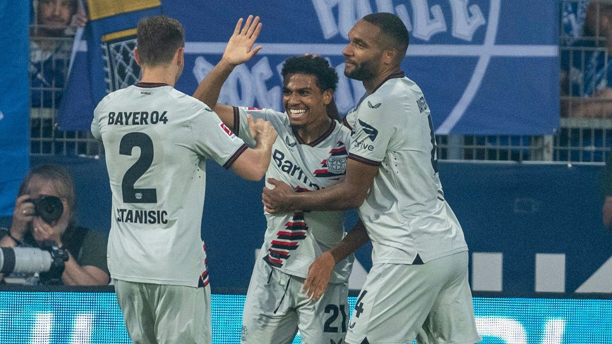 Bayer-Profi Amine Adli (M) jubelt mit den Teamkollegen Josip Stanisic (l) und Jonathan Tah über sein Tor zum 0:3.