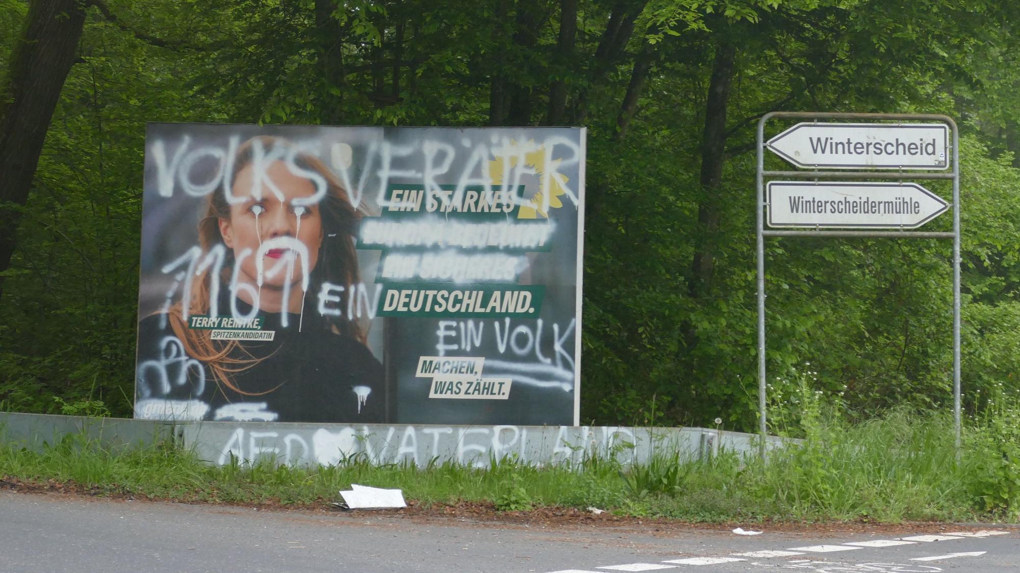 Ein großes Plakat der Grünen wurde in Ruppichteroth mit rechten Parolen beschmiert.