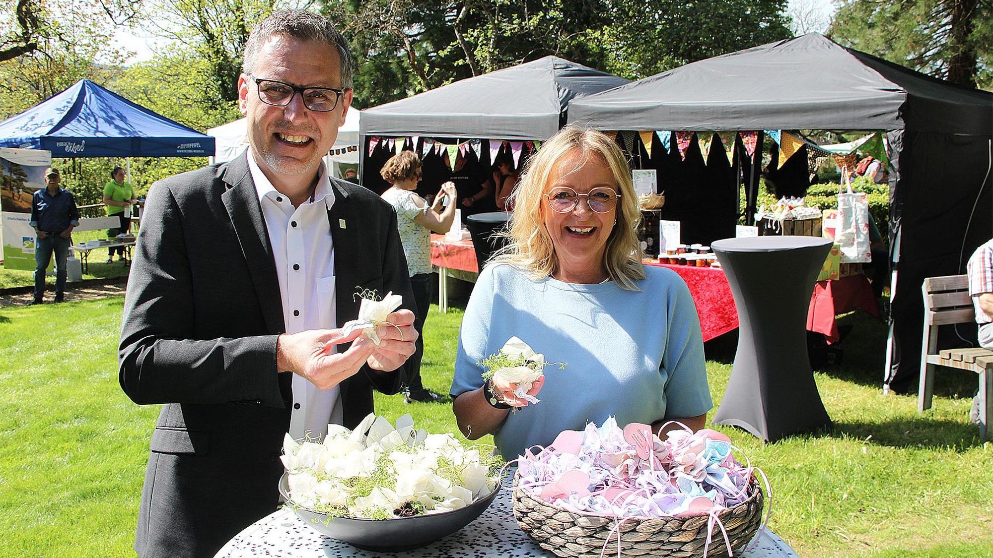 Norbert Crump und Sabine Preiser-Marian beim Kräutertag.