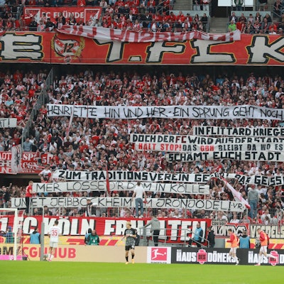 Schon beim Spiel gegen Freiburg gab es Proteste der Kölner Fanszene gegen die Entscheidung zum Geißbockheim. Am Samstag überschritten die FC-Fans eine Grenze.