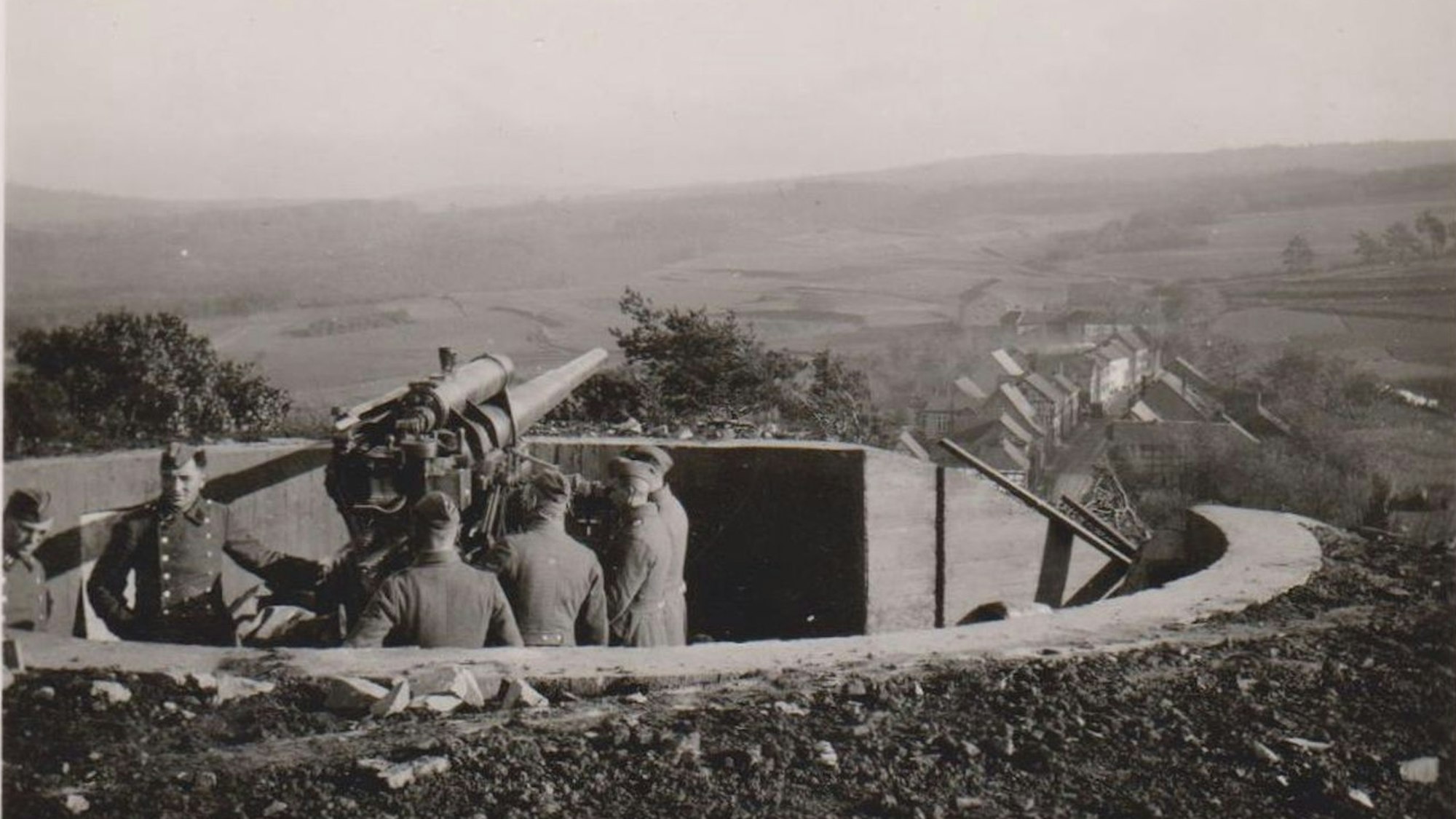 Blick auf eine Schwarz-Weiß-Aufnahme von der Flakstellung.