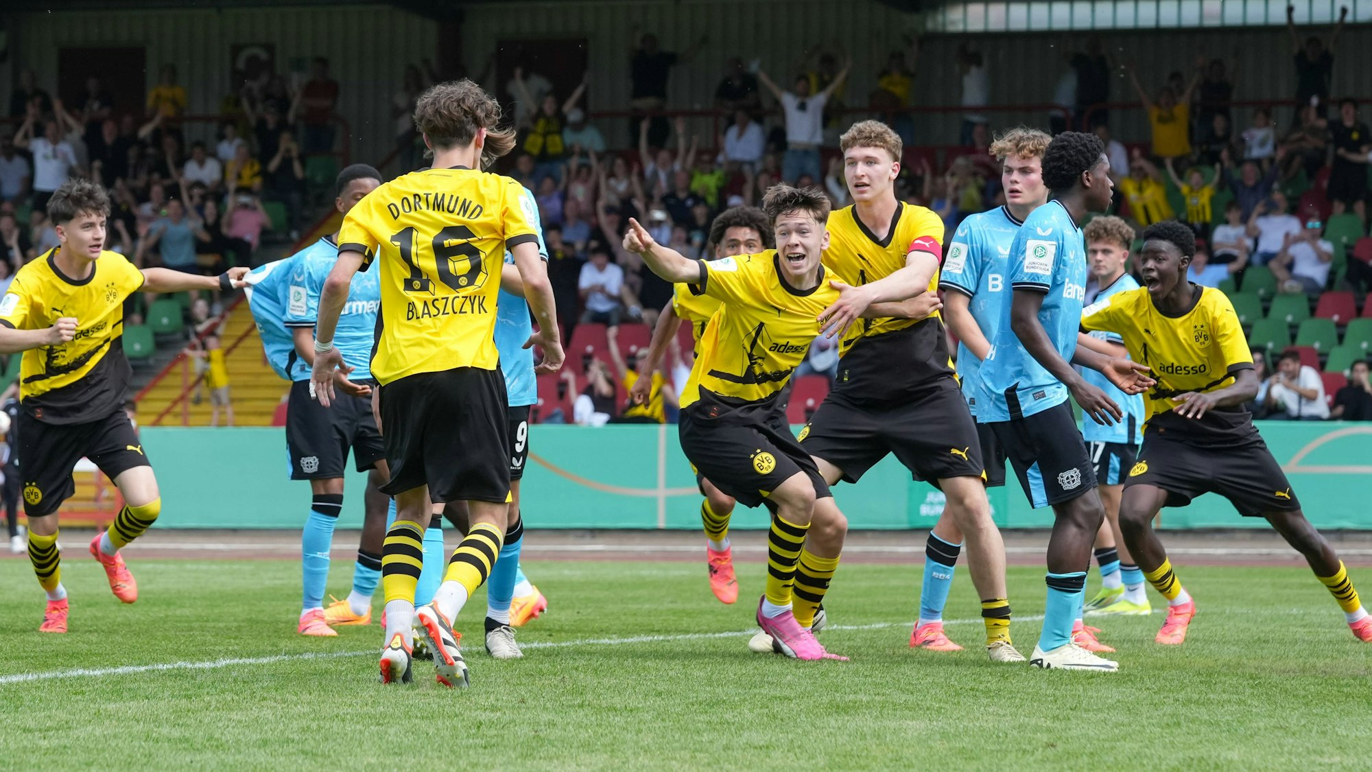 Sonntag, 12.05.2024 Saison 2023 2024 Finale um die Deutsche Meisterschaft in der B-Junioren Bundesliga, U17, U 17 Bundesliga im Stadion Niederrhein, Oberhausen, Germany. BV Borussia Dortmund U17 - SV Bayer Leverkusen U17. Torjubel nach dem 3:2 durch Jan Luca Riedl BVB. *** Sunday, 12 05 2024 Season 2023 2024 Final for the German Championship in the B Junior Bundesliga, U17 Bundesliga at Stadion Niederrhein, Oberhausen, Germany BV Borussia Dortmund U17 SV Bayer Leverkusen U17 Goal celebration after the 3 2 by Jan Luca Riedl BVB