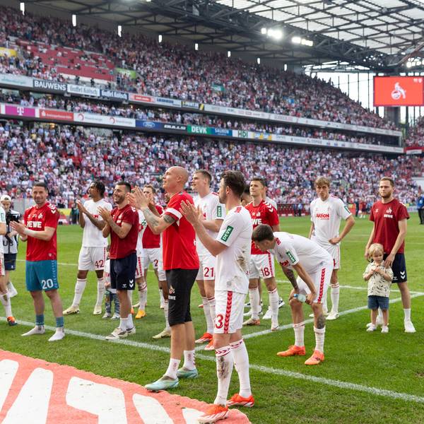 Die Spieler des 1. FC Köln feiern mit ihren Fans den 3:2-Sieg gegen Union Berlin.