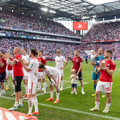 Die Spieler des 1. FC Köln feiern mit ihren Fans den 3:2-Sieg gegen Union Berlin.