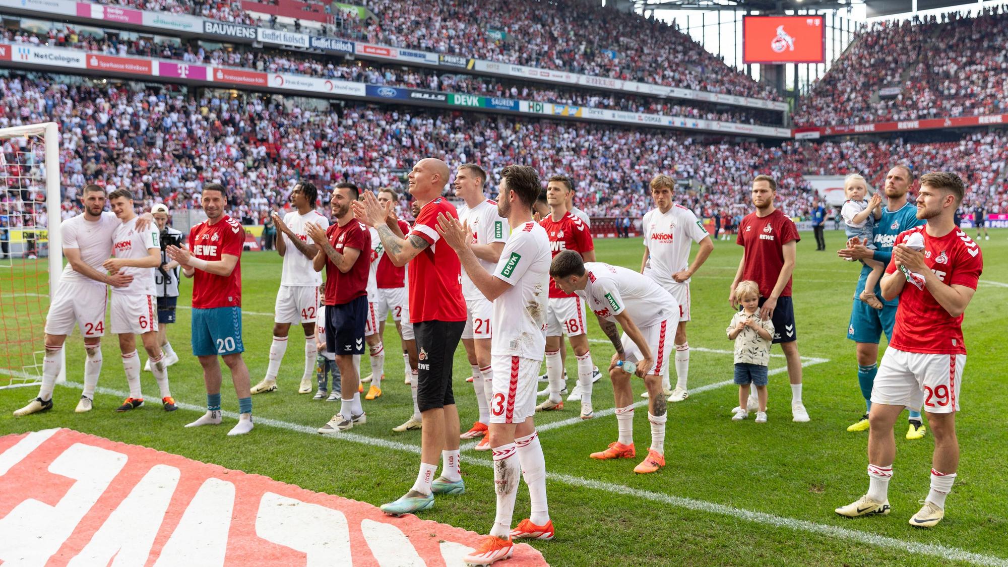 Die Spieler des 1. FC Köln feiern mit ihren Fans den 3:2-Sieg gegen Union Berlin.