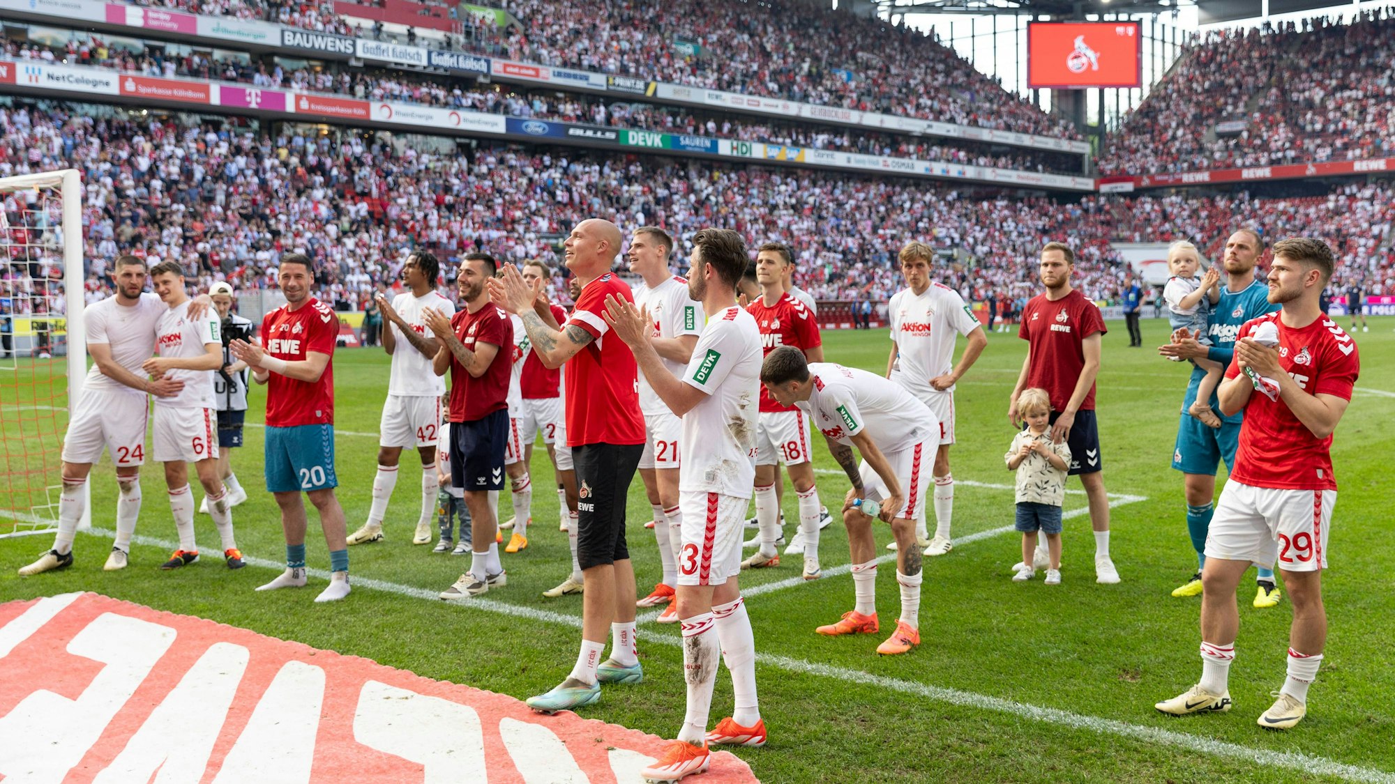 Die Spieler des 1. FC Köln feiern mit ihren Fans den 3:2-Sieg gegen Union Berlin.