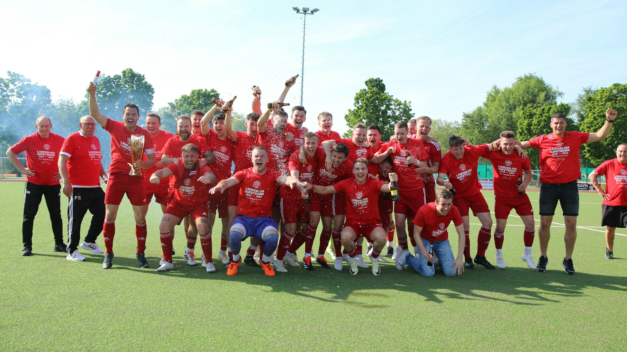 Spieler des TuS Zülpich jubeln über den Aufstieg.