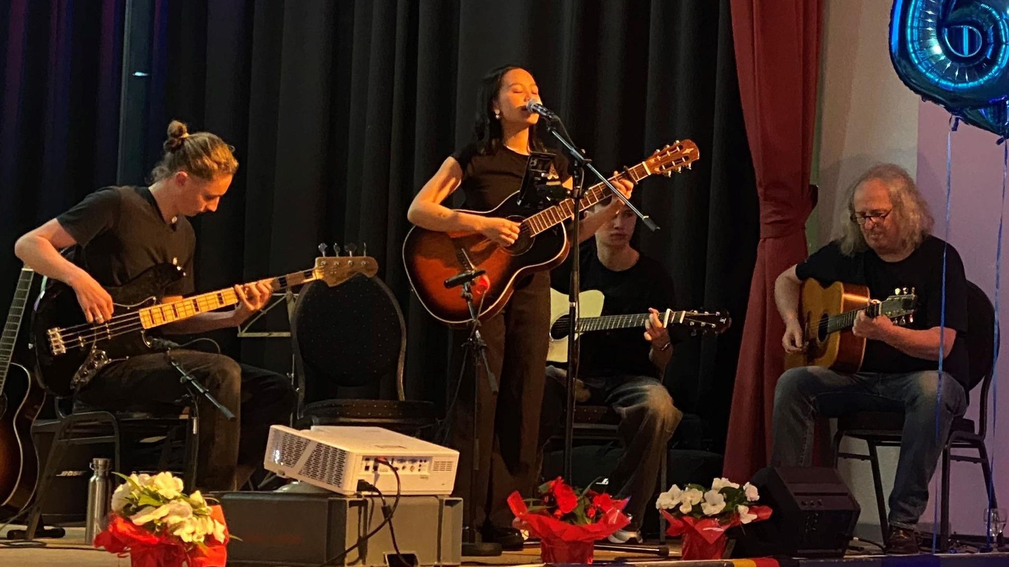 Musikgruppe beim Marly-Festakt auf der Bühne der Stadthalle Bergisch Neukirchen