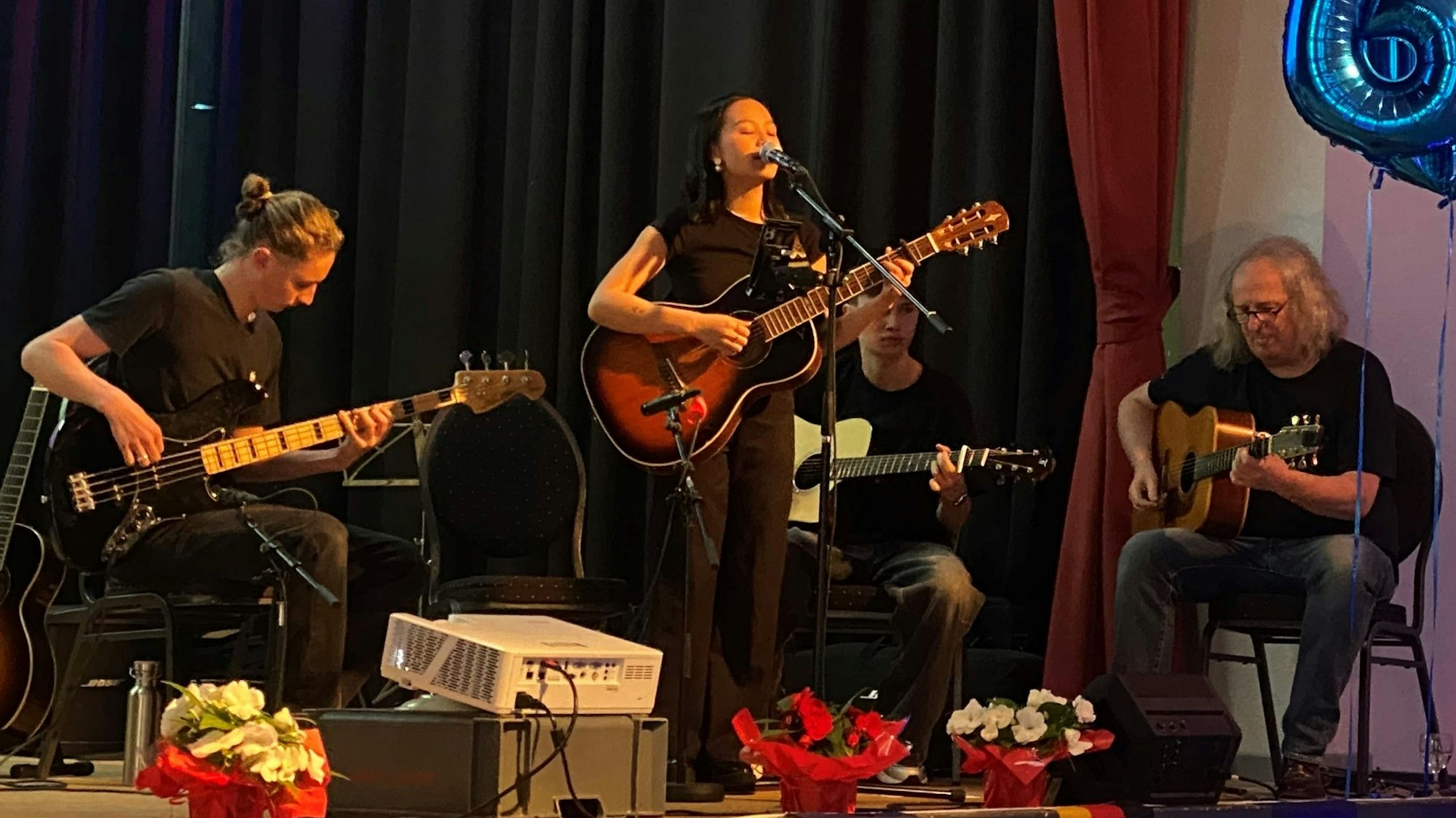 Musikgruppe beim Marly-Festakt auf der Bühne der Stadthalle Bergisch Neukirchen