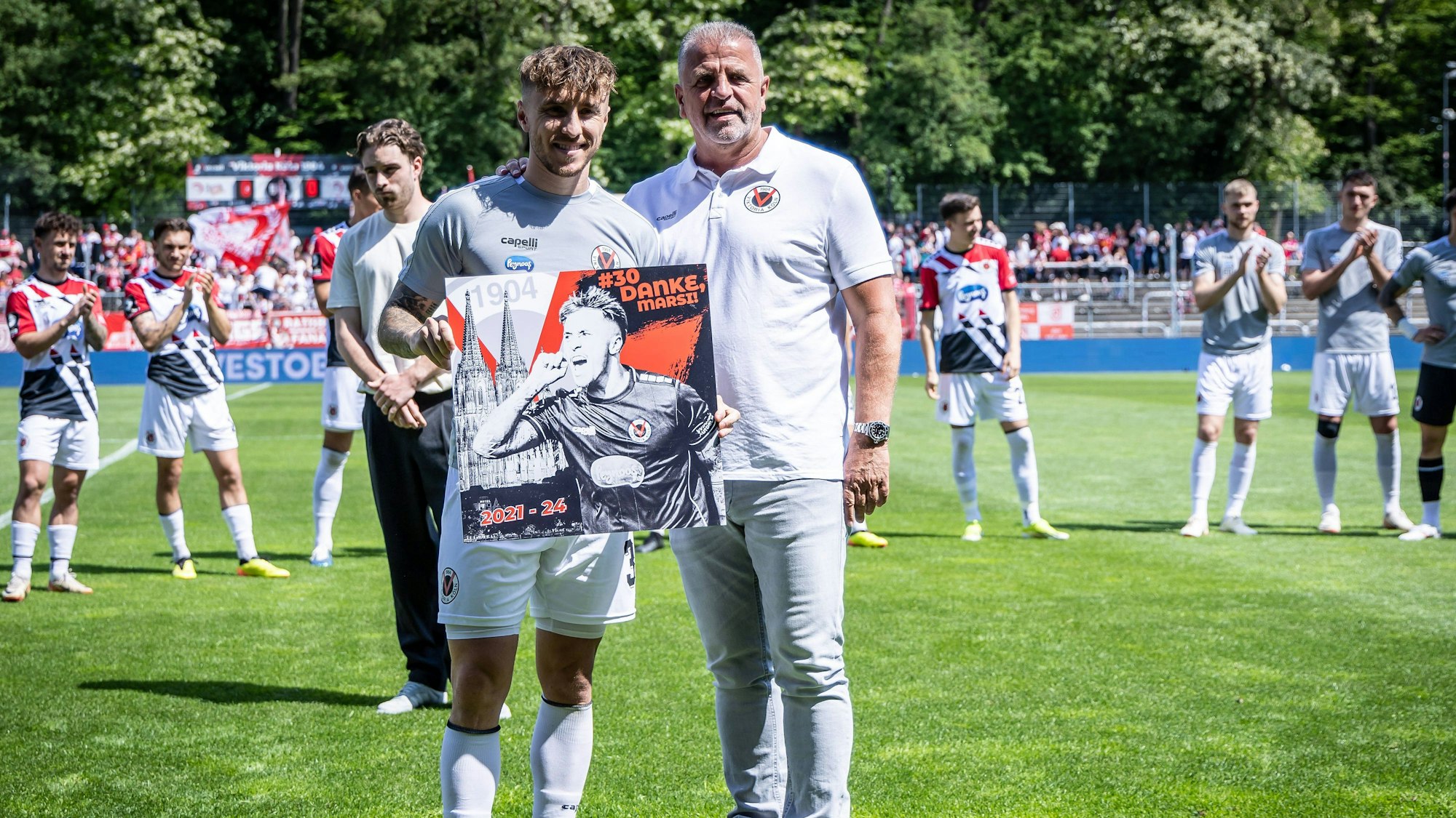 3. Liga: FC Viktoria Köln - SSV Jahn Regensburg, 11.05.2024 Verabschiedung von Luca Marseiler FC Viktoria Köln, 30 Köln, 11.05.2024, 37. Spieltag der 3. Fußball-Liga, FC Viktoria Köln - SSV Jahn Regensburg im Sportpark Hoehenberg in Köln. Die DFL-Bestimmungen verbieten die Verwendung von Fotografien als Bildsequenzen und / oder Quasi-Videos. *** 3 Liga FC Viktoria Köln SSV Jahn Regensburg, 11 05 2024 Farewell to Luca Marseiler FC Viktoria Köln, 30 Cologne, 11 05 2024, 37 matchday of the 3 Football League, FC Viktoria Köln SSV Jahn Regensburg at Sportpark Hoehenberg in Cologne The DFL regulations prohibit the use of photographs as image sequences and or quasi videos Copyright: xBEAUTIFULxSPORTS/LeahxKohringx