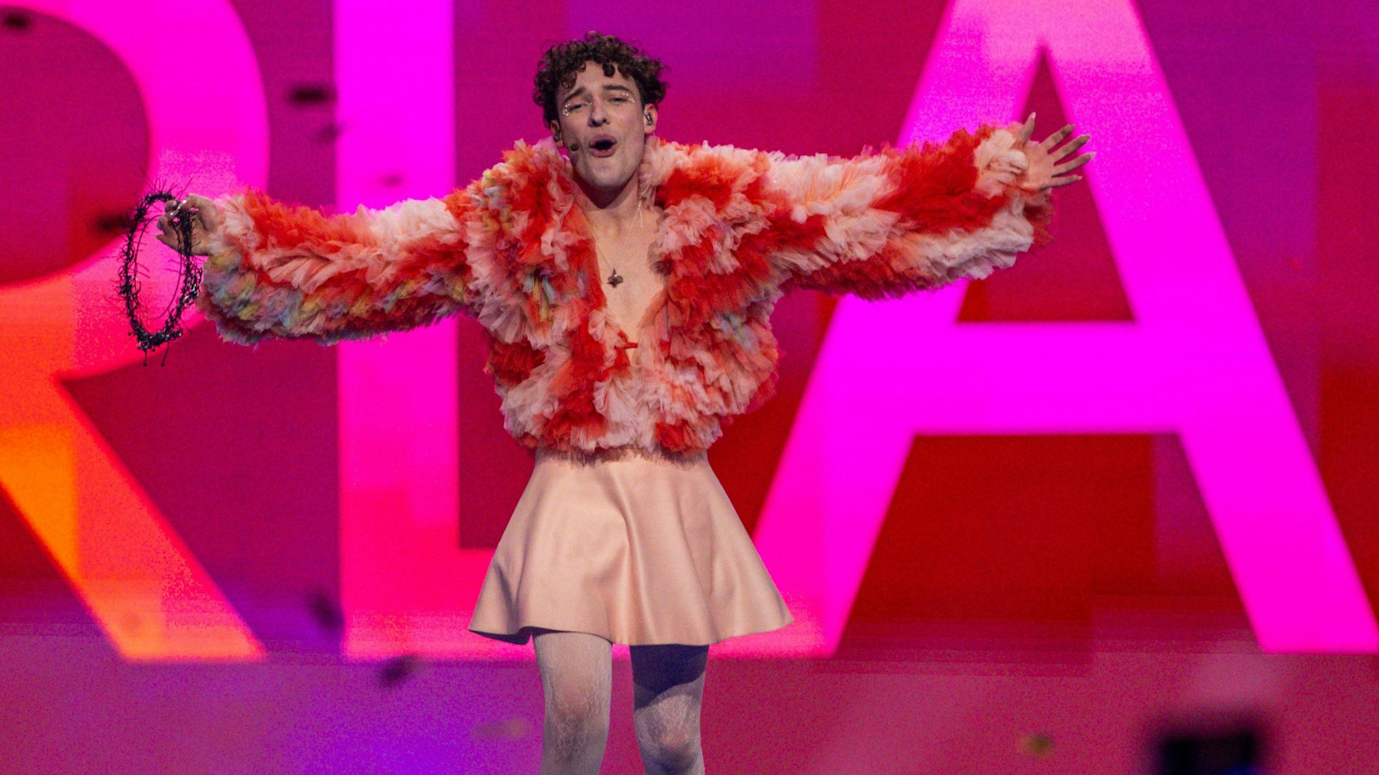 Nemo aus der Schweiz jubelt nach dem Gewinn im Finale des Eurovision Song Contest (ESC) 2024 mit seinem Titel „The Code“.