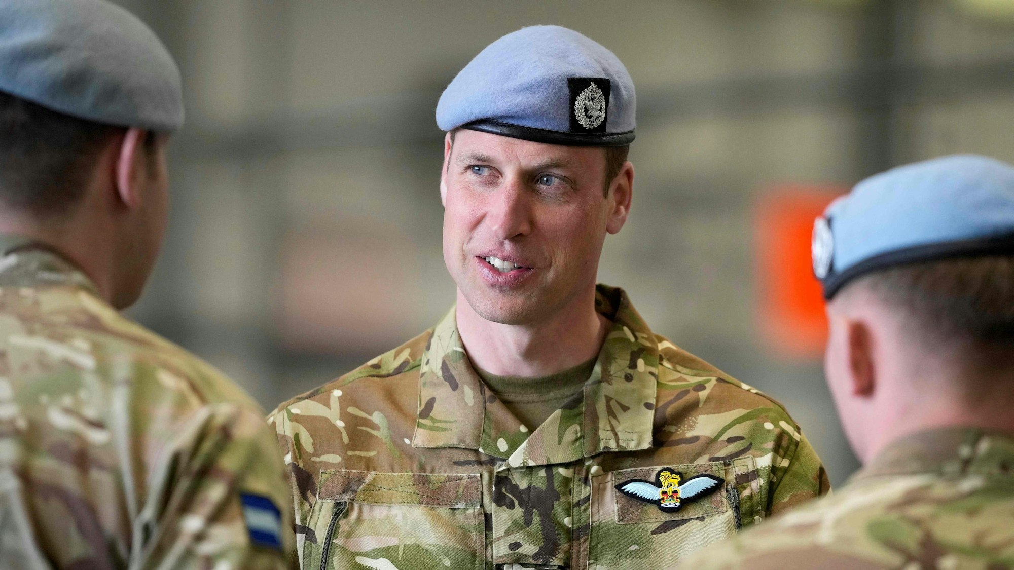 Prinz William spricht im Army Aviation Centre mit Soldaten.