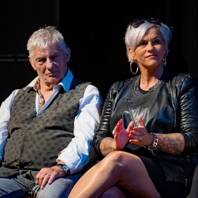 Heinz Hoenig, hier mit seiner Ehefrau bei einer Theaterpremiere, liegt seit zwei Wochen im Krankenhaus und kämpft um sein Leben.