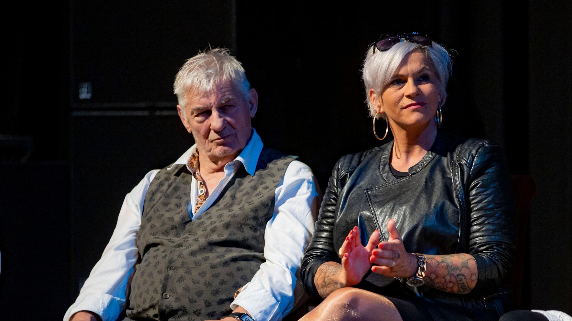 Heinz Hoenig und seine Ehefrau Annika Kärsten-Hoenig auf der Bühne.