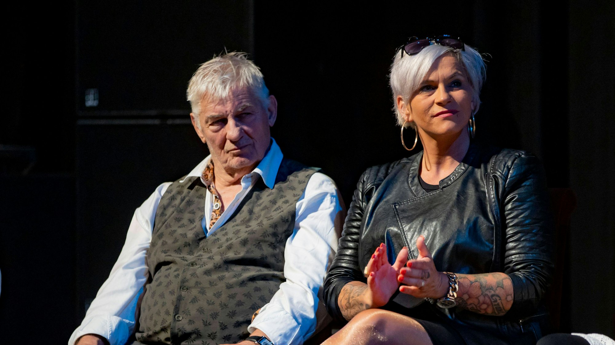 Heinz Hoenig und seine Ehefrau Annika Kärsten-Hoenig auf der Bühne.