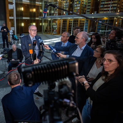 Nach dem Urteil im Berufungsverfahren im Streit um die Einstufung der AfD durch den Verfassungsschutz am Oberverwaltungsgericht für das Land Nordrhein-Westfalen stehen Roman Reusch (M.l), Beisitzer im Bundesvorstand der AfD, und Peter Boehringer (r. daneben), Stellvertretender Bundessprecher der AfD, in der Lobby des OVG und geben den Medien ein Statement.