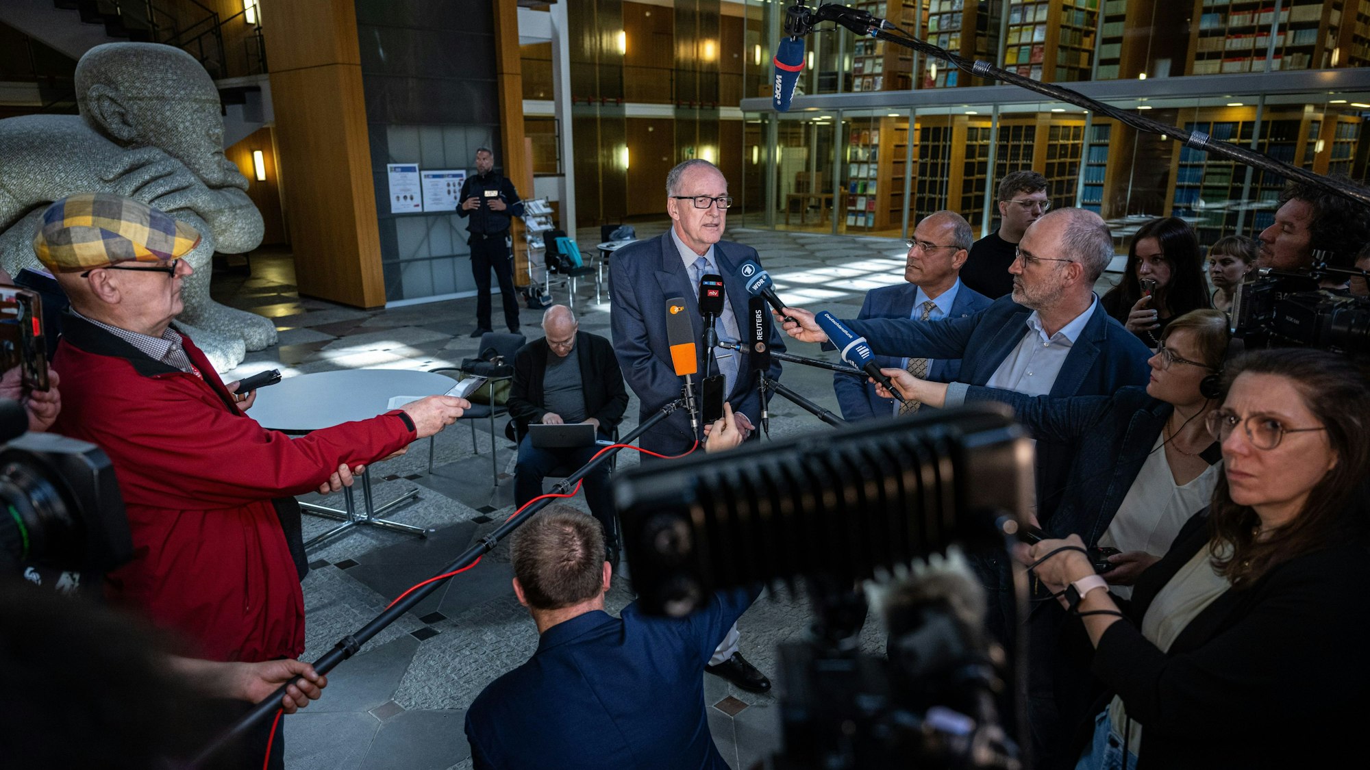 Nach dem Urteil im Berufungsverfahren im Streit um die Einstufung der AfD durch den Verfassungsschutz am Oberverwaltungsgericht für das Land Nordrhein-Westfalen stehen Roman Reusch (M.l), Beisitzer im Bundesvorstand der AfD, und Peter Boehringer (r. daneben), Stellvertretender Bundessprecher der AfD, in der Lobby des OVG und geben den Medien ein Statement.