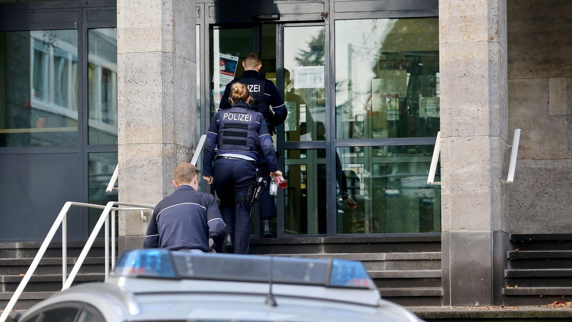 Razzia im Zusammenhang mit rechtsextremen Chats: Polizisten betreten im November 2020 das Polizeipräsidium Mülheim für Durchsuchungen.