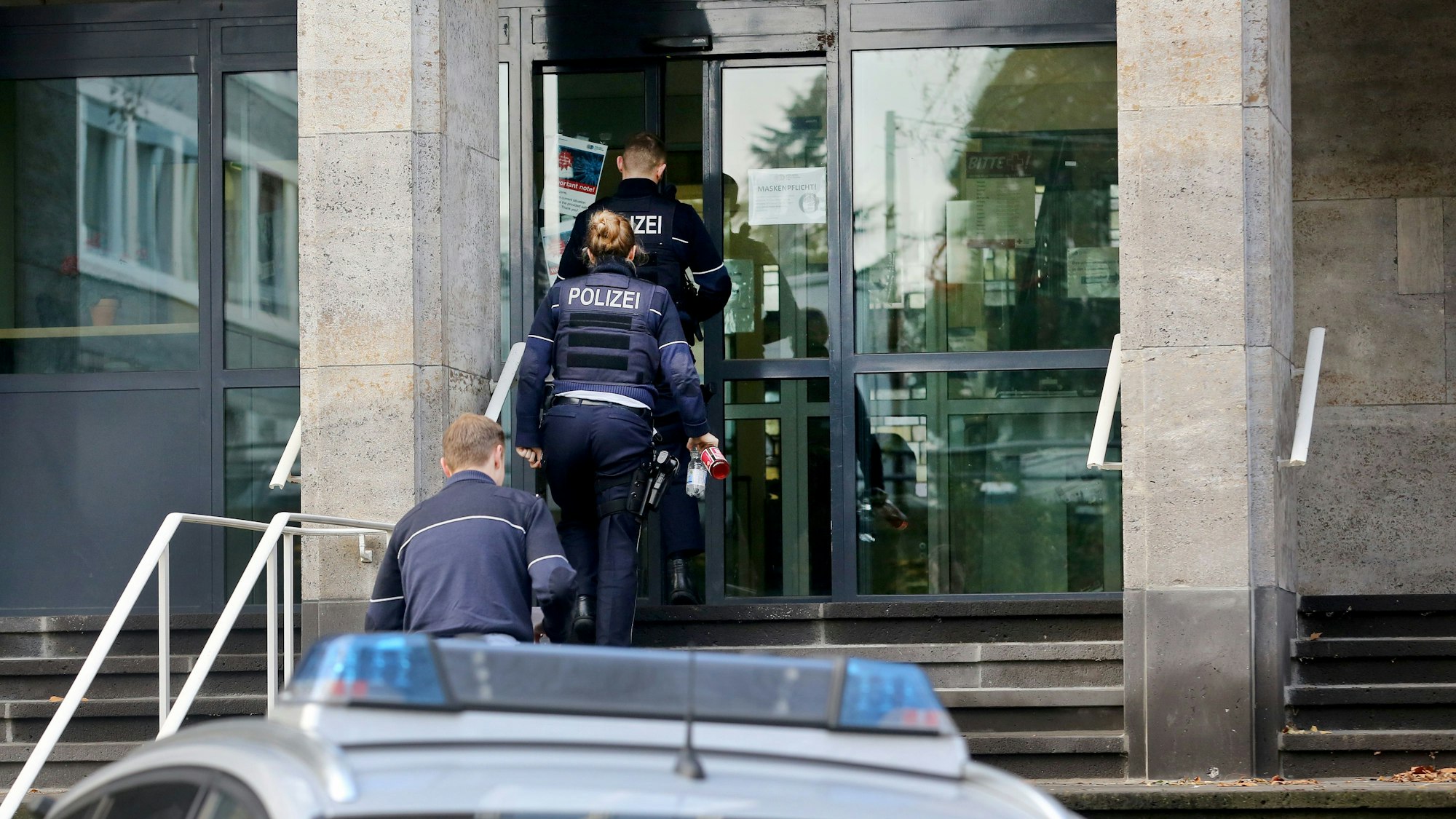 Razzia im Zusammenhang mit rechtsextremen Chats: Polizisten betreten im November 2020 das Polizeipräsidium Mülheim für Durchsuchungen.