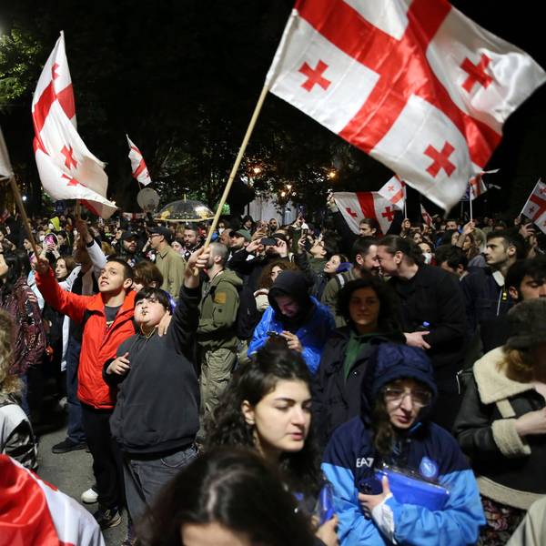 13.05.2024, Georgien, Tiflis: Demonstranten mit georgischen Fahnen nehmen vor dem Parlamentsgebäude an einer Demonstration gegen ein Gesetz teil, das den ausländischen Einfluss auf die Zivilgesellschaft beschneiden soll.