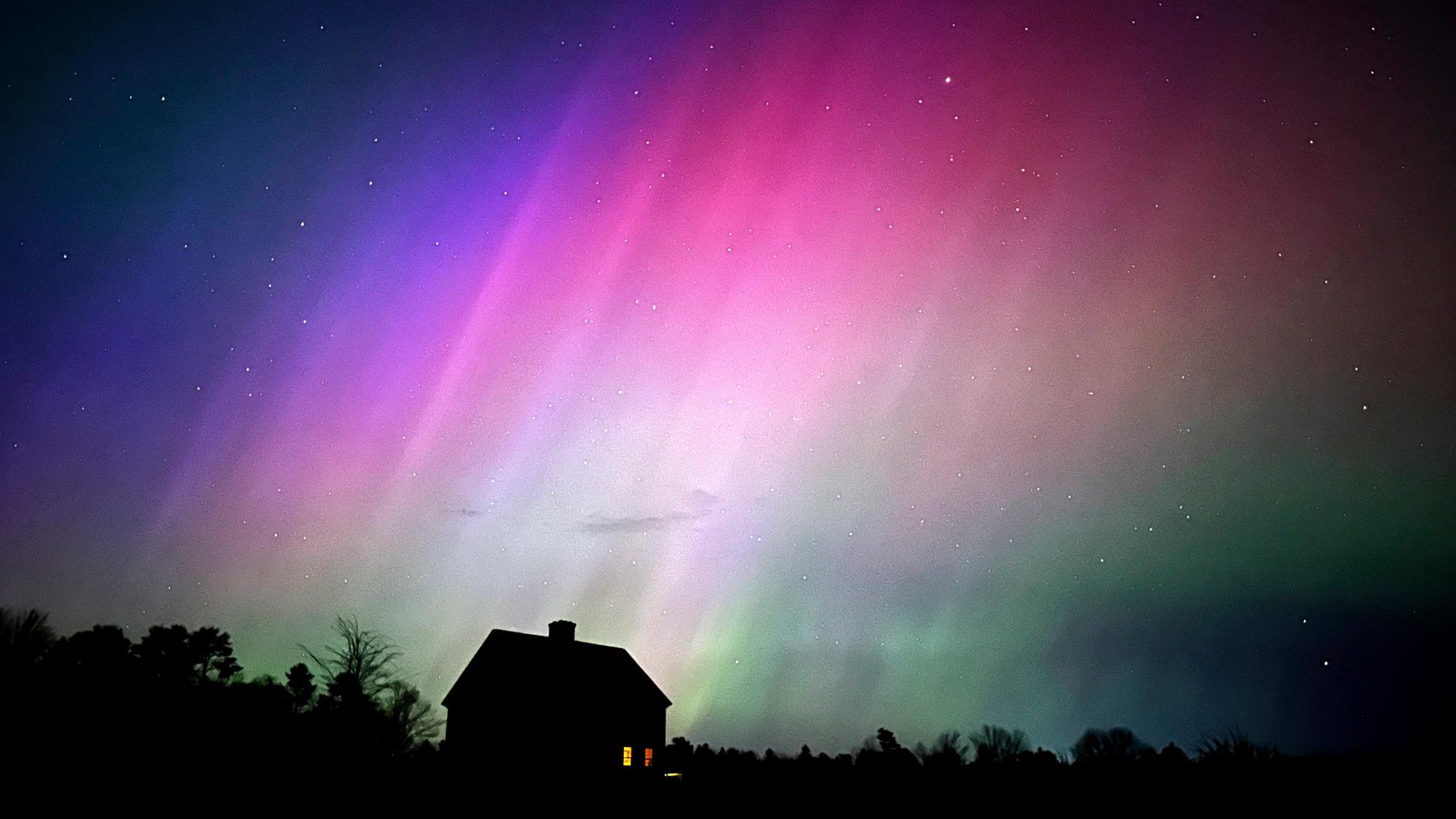 Polarlichter haben am Wochenende auf der gesamten Nordhalbkugel für Begeisterung gesorgt. Hier leuchten sie über einem Bauernhaus in den USA.
