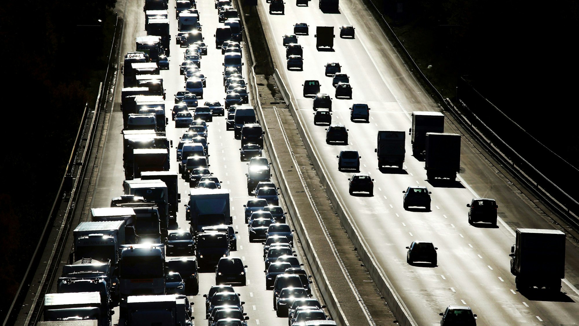 Auf der Autobahn 3 stehen Autos in einer Fahrtrichtung in einem langen Stau.
