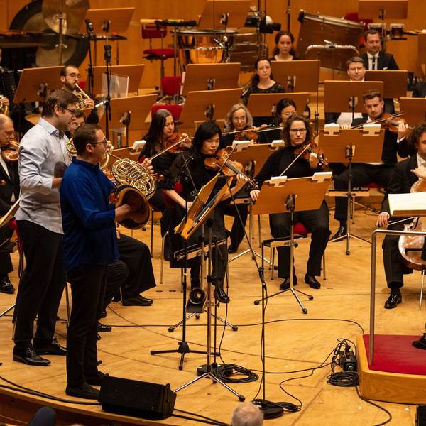 Das WDR-Sinfonieorchester spielt, im Fokus des Bildes sind die Dirigentin sowie die Streicher und Bläser zu sehen.