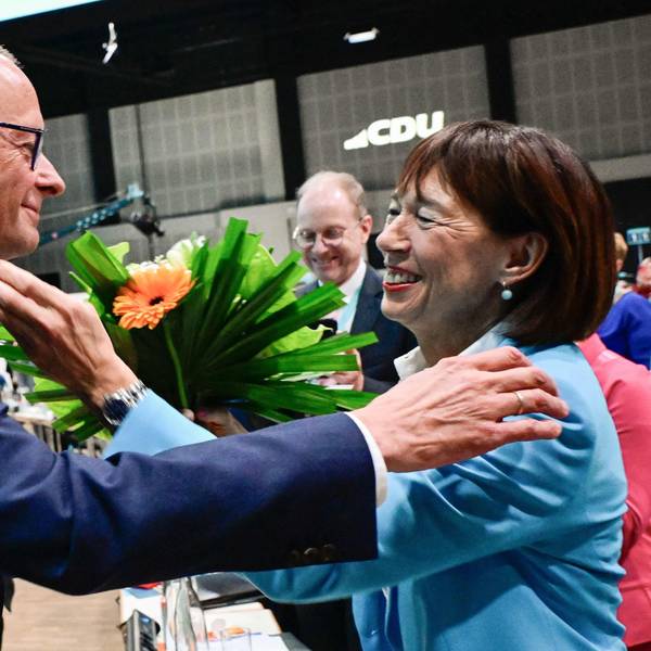 Friedrich Merz und seine Frau Charlotte Merz herzen sich.