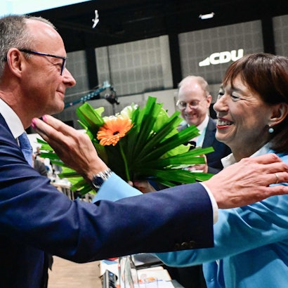 Friedrich Merz und seine Frau Charlotte Merz herzen sich.