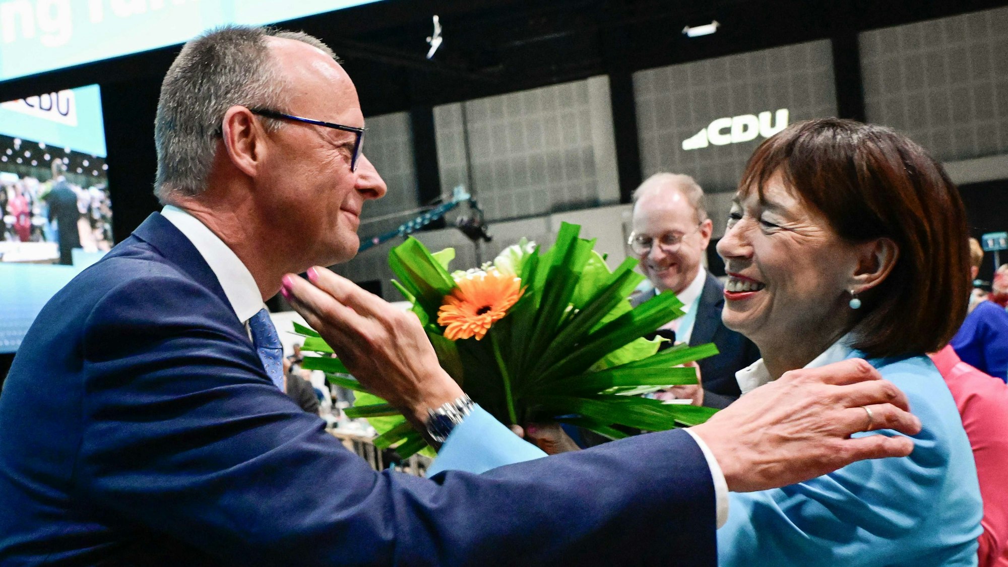 Friedrich Merz und seine Frau Charlotte Merz herzen sich.