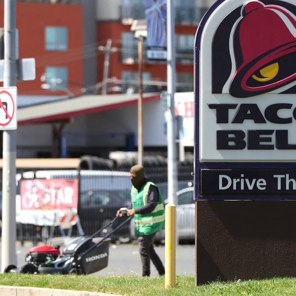 Ein Schild der Fast-Food-Kette Taco Bell ist zu sehen.