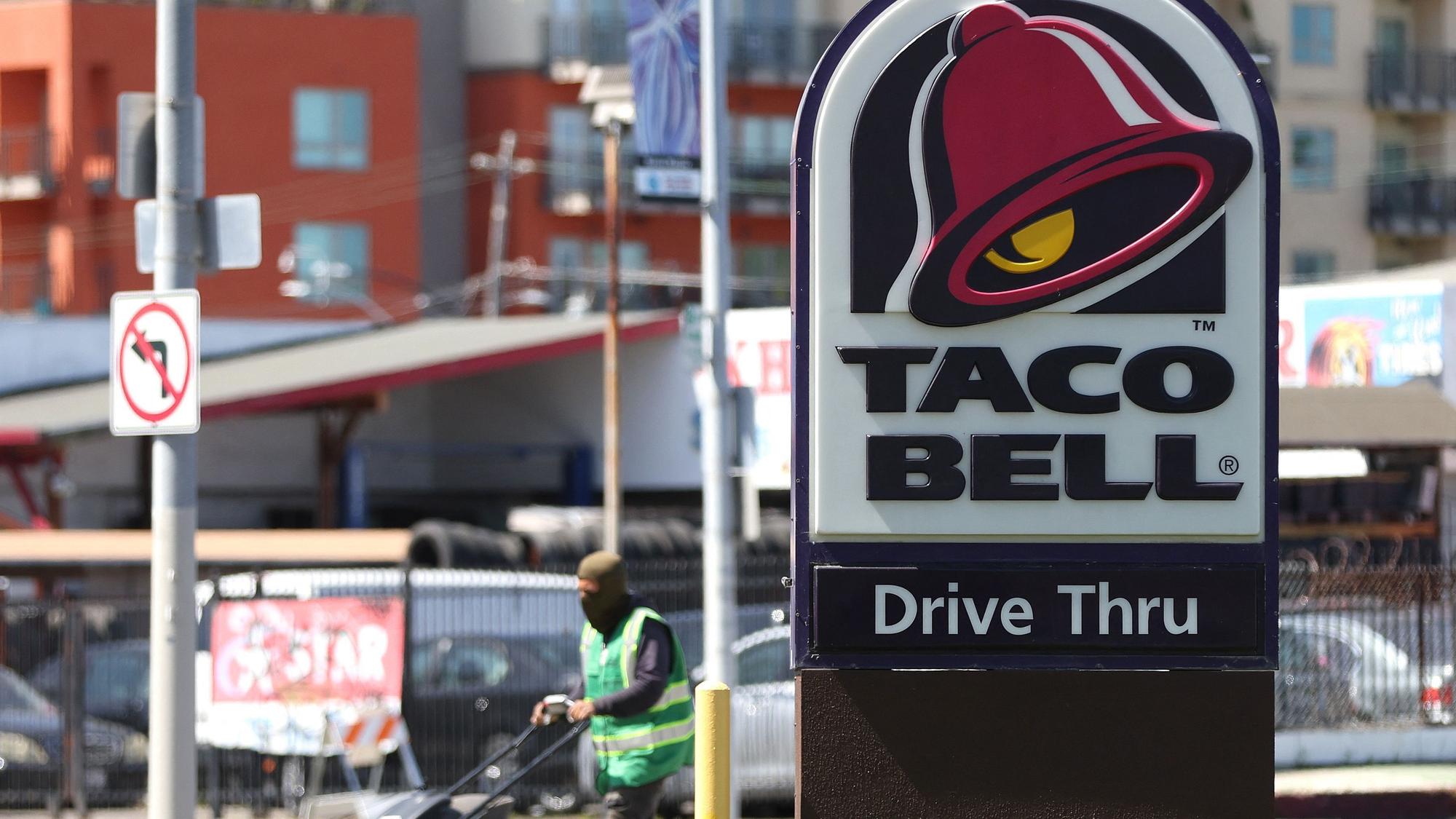 Ein Schild der Fast-Food-Kette Taco Bell ist zu sehen.