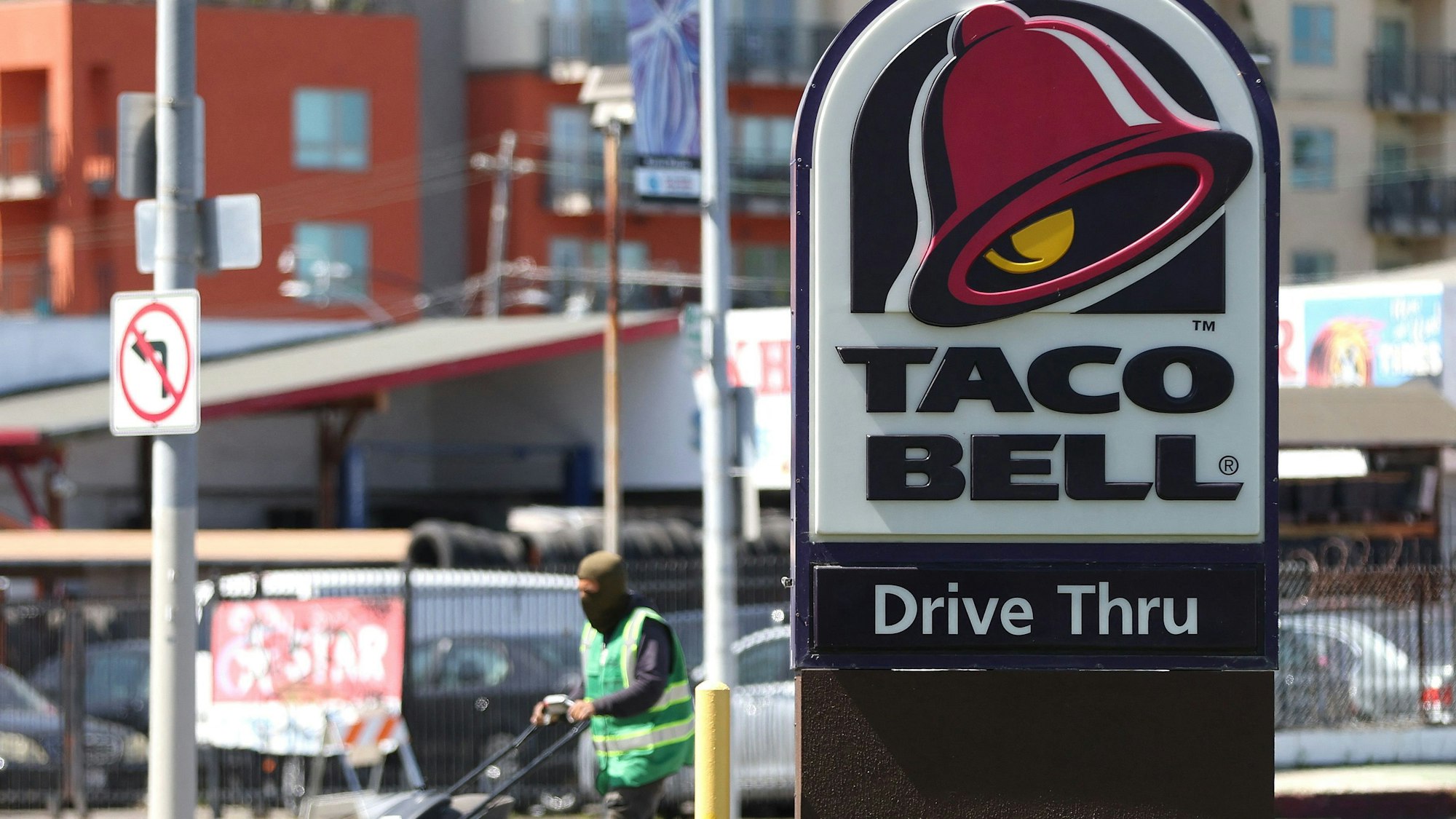 Ein Schild der Fast-Food-Kette Taco Bell ist zu sehen.