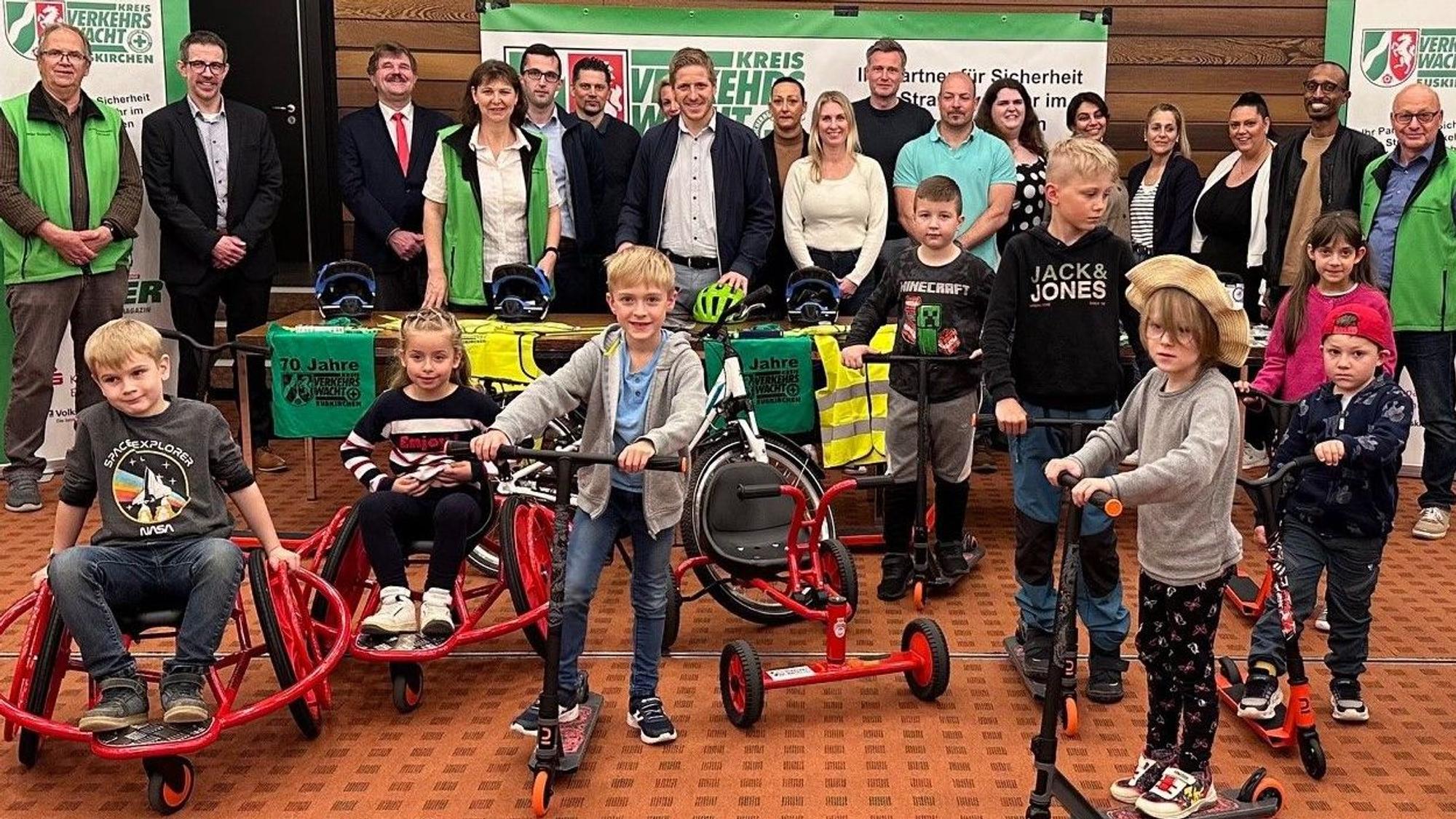 Das Bild zeigt Vertreter aus den Schulen und Kitas sowie der Verkehrswacht und Sponsoren. Zudem sind Kinder zu sehen, die die neuen Spielgeräte testen.