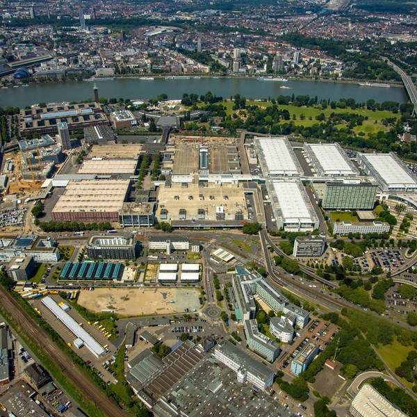 Ein Luftbild von der Köln-Messe, rechts die Nordhallen.