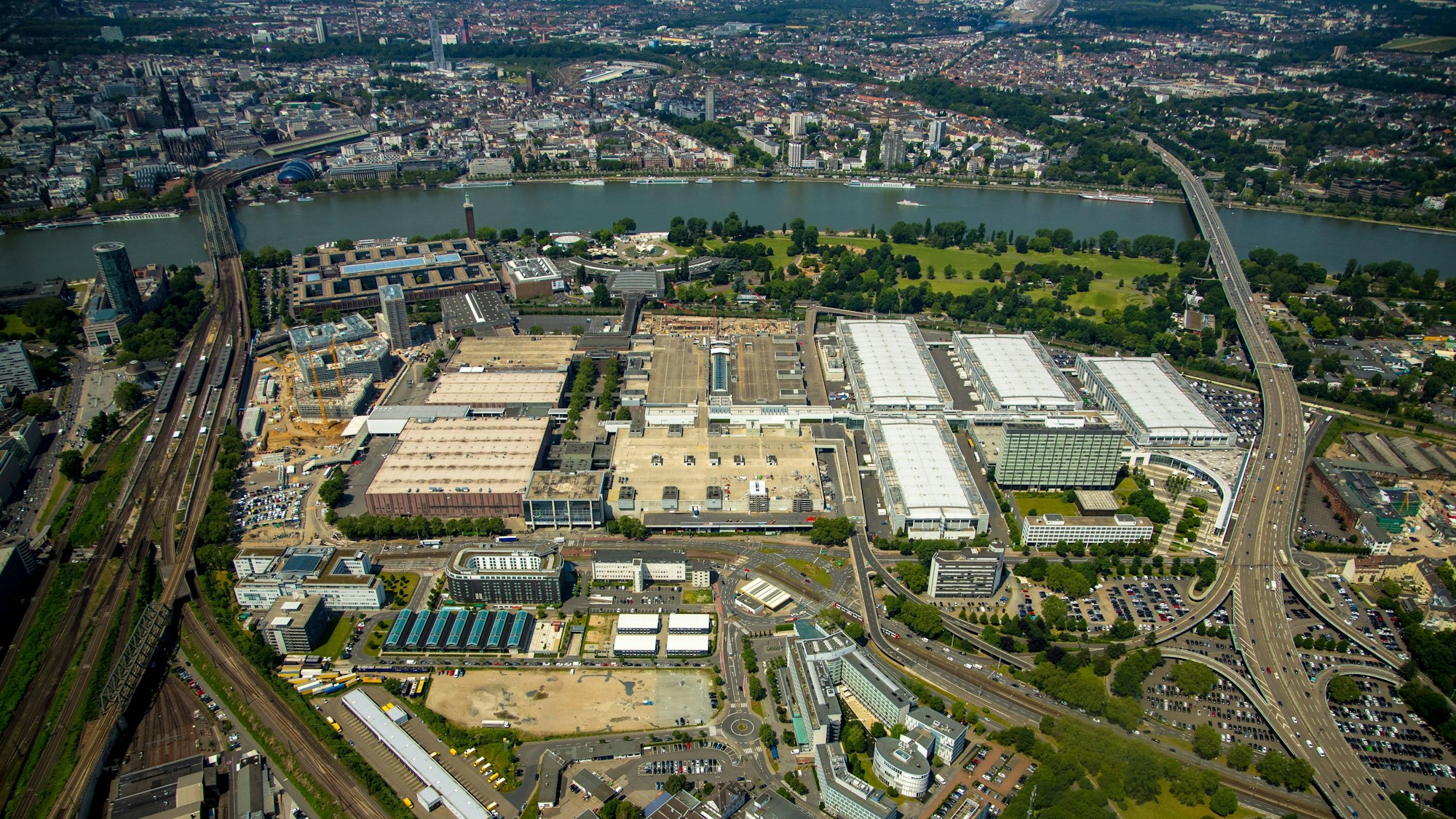 Ein Luftbild von der Köln-Messe, rechts die Nordhallen.