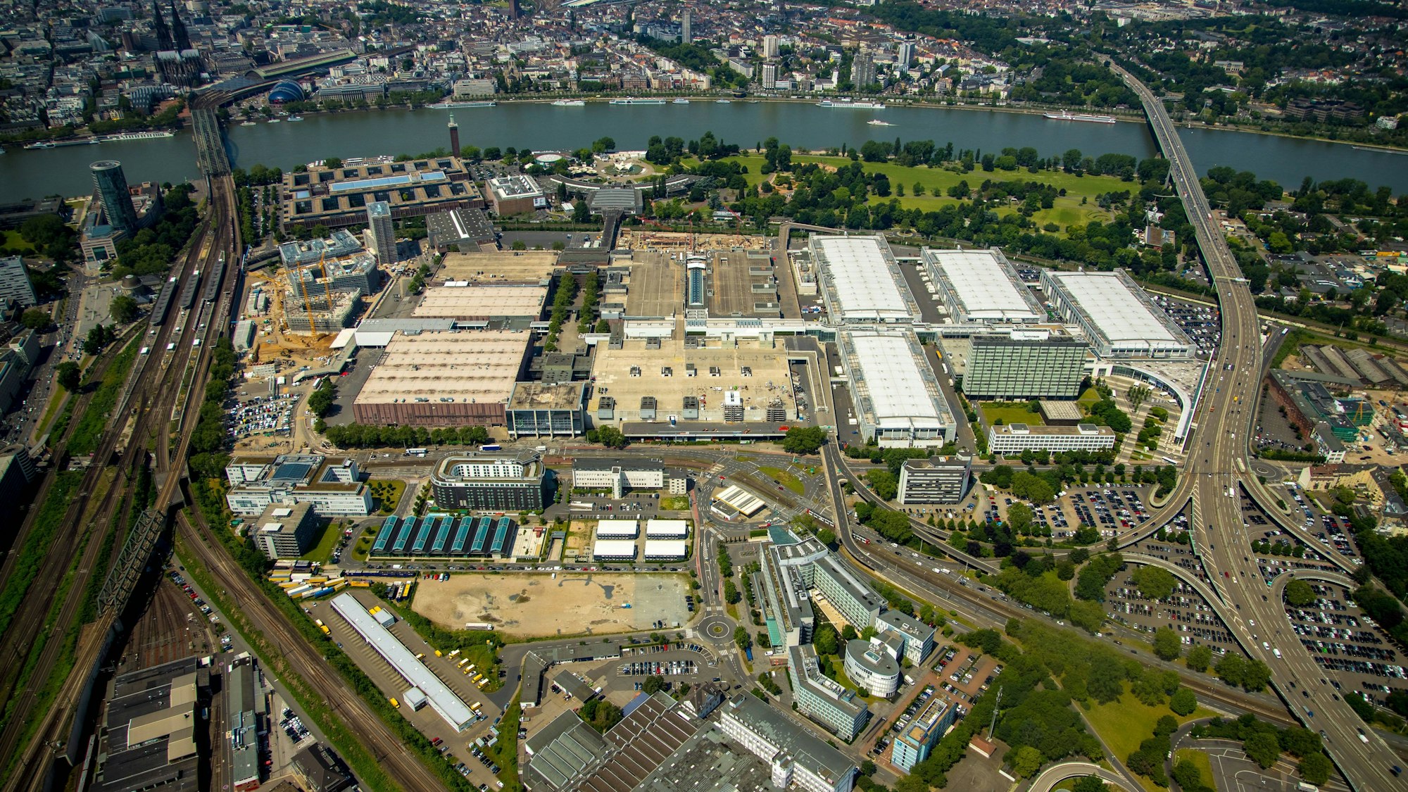 Ein Luftbild von der Kölner Messe.